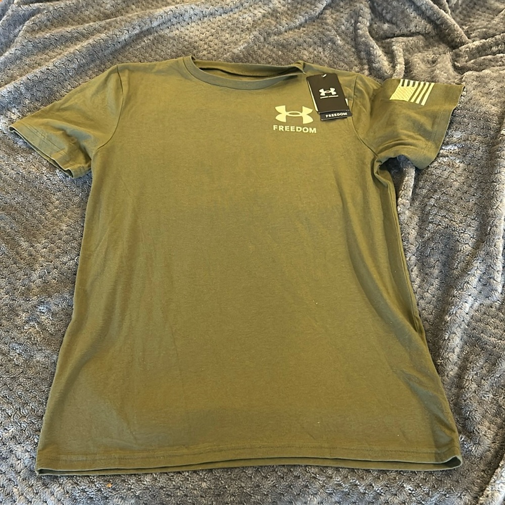 NWT Boys szXL Under Armour Freedom shirt in army green and tan